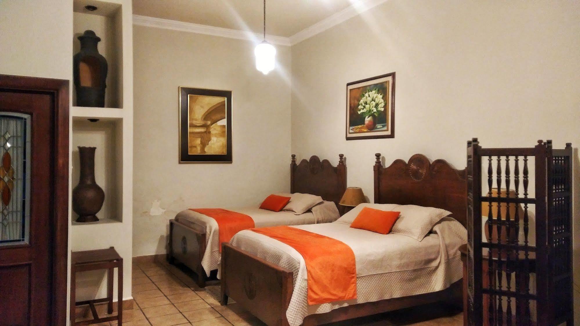 Hotel Aurora Antigua Екстериор снимка